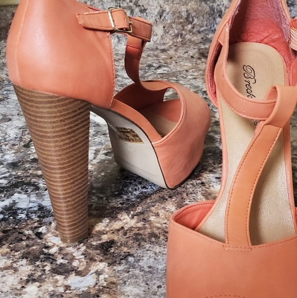Breckelle's Peach Size 10 Open toe Heels - Picture 2 of 4